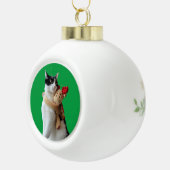 Witte en zwarte kat en rendierkerst Speelgoed Keramische Bal Ornament (Rechts)