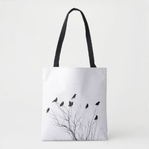 Witte en zwarte kraaien in een boom tote bag