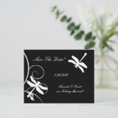 Witte en zwarte libel slaan de datum op aankondigingskaart (Staand voorkant)