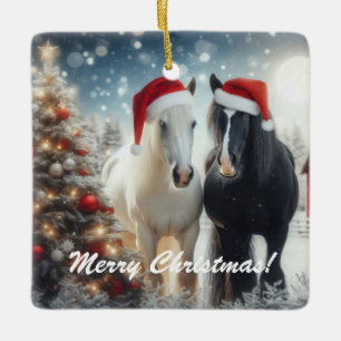 Witte en zwarte paarden dragen kerstmutsen keramisch ornament