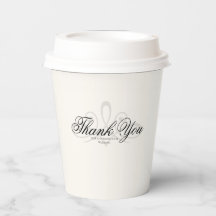 Witte en zwarte papierbekertjes