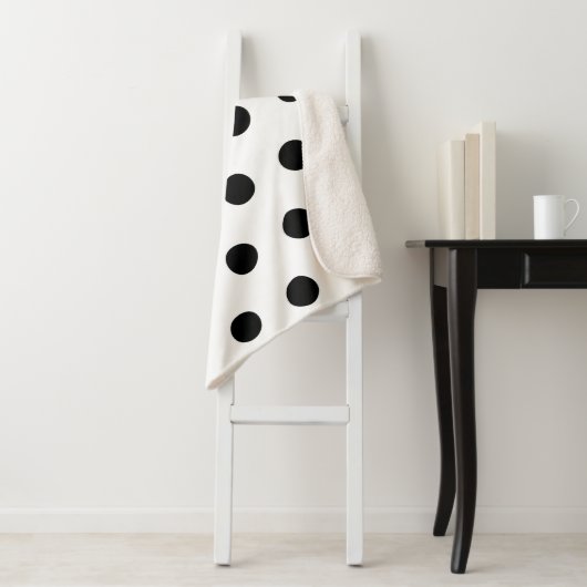 Witte en zwarte pokadot sherpa deken (In situ)