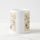 Witte en zwarte schapen op de achtergrond van Crea Grote Koffiekop (Voorkant)
