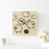 Witte en zwarte schapen op de achtergrond van Crea Vierkante Klok (Huis)