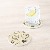 Witte en zwarte schapen op de achtergrond van Crea Zandsteen Onderzetter (Zijkant)