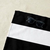 Witte en zwarte streep en monogram strandlaken (In situ)