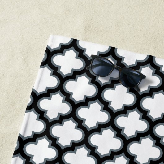 Witte en zwarte trellis, lattice, quatrefoil strandlaken (In situ)