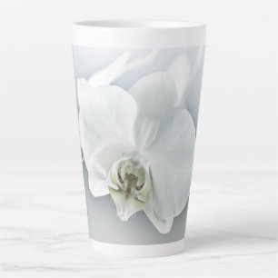 Witte faleonopsis orchidee latte mok