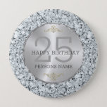 Witte faux diamanten 25e verjaardag ronde button 4,0 cm<br><div class="desc">Witte faux diamanten achtergrond en metallic zilveren cirkel.  25e verjaardagstekst sjabloon. Elegant glamour ontwerp.</div>