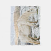 Witte Fell-pony op heide in de winter Fleece Deken (Voorkant)