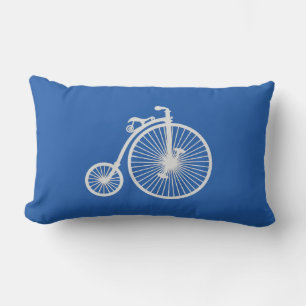 witte fiets op blauw kussen