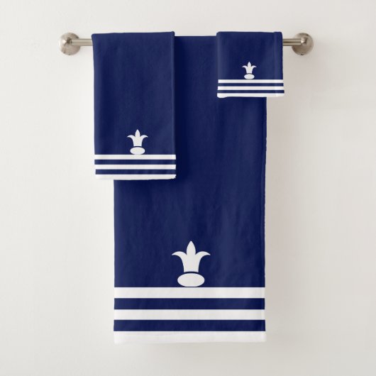 Witte Fleur-de-Lis & Strepen op Navy Blauwe Bad Ha Handdoek (Insitu)