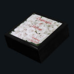 Witte Floral Weddag Keepomwille Box AANPASSEN IT Cadeaudoosje<br><div class="desc">Close-up van Mountain Laurel witte bloemen en stukjes roze en rood. Bruid en bruidegom Naam en trouwdatum in rood script. Klik om de namen te personaliseren en in volgorde van uw voorkeur te plaatsen, de lettertypestijl of -kleur te wijzigen, of afbeelding te verwijderen en uw eigen naam te uploaden. Originele...</div>