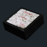 Witte Floral Weddag Keepomwille Box AANPASSEN IT Cadeaudoosje<br><div class="desc">Close-up van Mountain Laurel witte bloemen en stukjes roze en rood. Bruid en bruidegom Naam en trouwdatum in rood script. Klik om de namen te personaliseren en in volgorde van uw voorkeur te plaatsen, de lettertypestijl of -kleur te wijzigen, of afbeelding te verwijderen en uw eigen naam te uploaden. Originele...</div>