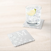 Witte florale ingegraveerde naam initialen geperso kartonnen onderzetters (Insitu)