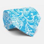 Witte  florale kant patroon op blauw stropdas (Opgerold)