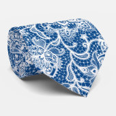 Witte florale kant patroon op marinesblauw stropdas (Opgerold)