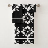 Witte florale patroon op zwart bad handdoek (Insitu)