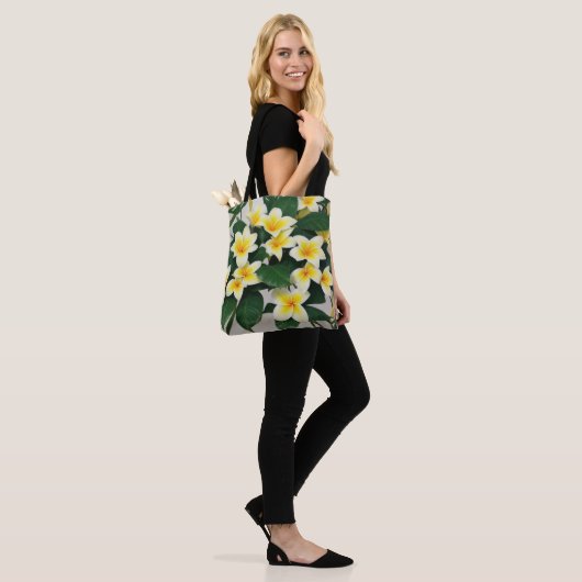 Witte Frangipani Bloemen Tote Bag (Op model)
