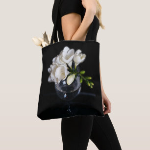 witte fresia in een glas tote bag