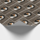 Witte gans gluren uit grillig houten gat cadeaupapier (Hoek)