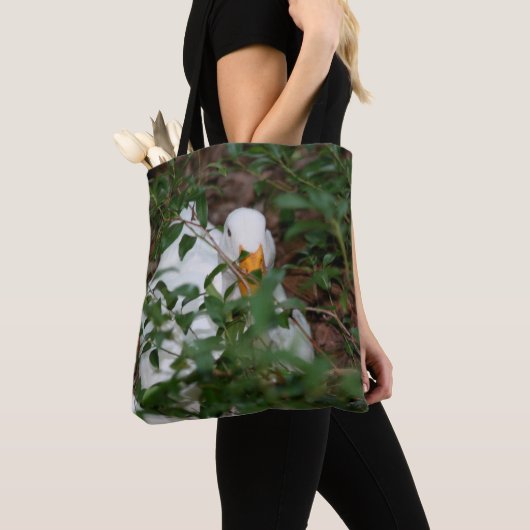 Witte gans in struiken Schattig dier  Tote Bag (Dichtbij)