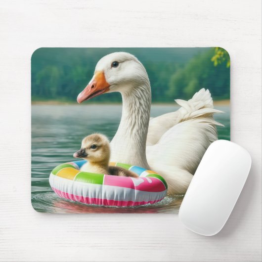 Witte Gans met Gosling in een opblaasbare ring Muismat (Met muis)