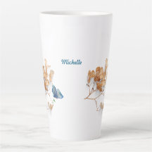 Witte gedroogde bloemen latte mok