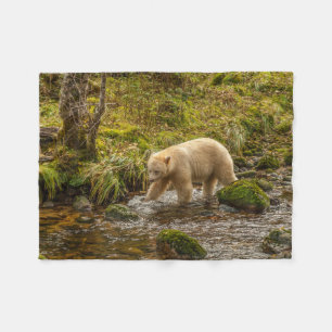 Witte Geestbeer jaagt op vis in Riordan Creek Fleece Deken