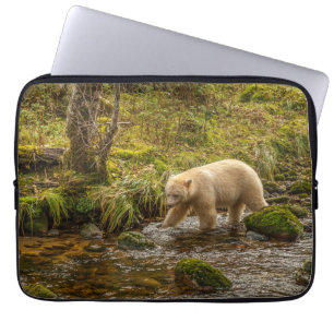 Witte Geestbeer jaagt op vis in Riordan Creek Laptop Sleeve