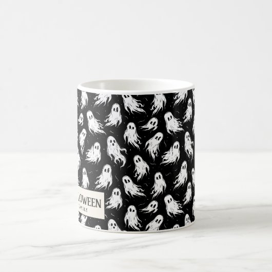 Witte Geesten op zwarte achtergrond Halloween Koffiemok (Center)