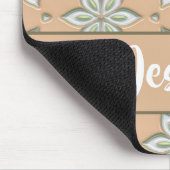 Witte gegraveerde bloemen op bruin muismat (Hoek)