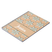 Witte gegraveerde bloemen op bruin notitieboek (Linkerzijde)