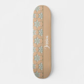Witte gegraveerde bloemen op bruin persoonlijk skateboard (Voorkant)