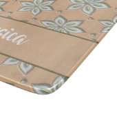 Witte gegraveerde bloemen op bruin snijplank (Hoek)