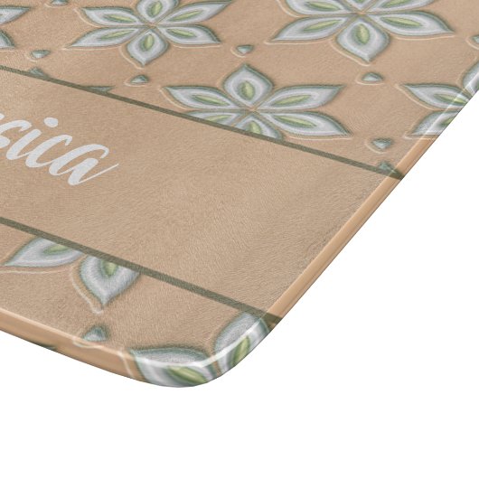 Witte gegraveerde bloemen op bruin snijplank (Hoek)