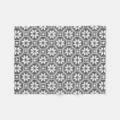 Witte, geïsoleerde kant op de zwarte achtergrond A Fleece Deken (Voorkant (Horizontaal))