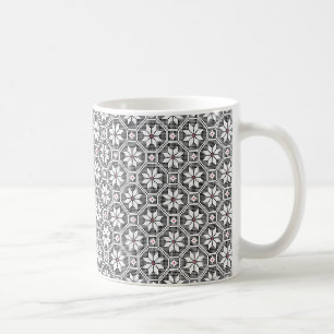 Witte geïsoleerde lace-structuur op zwarte achterg koffiemok