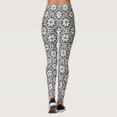 Witte geïsoleerde lace-structuur op zwarte achterg leggings (Achterkant)