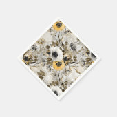 Witte, gele anemonen op een grijs-bruine achtergro servet (Hoek)