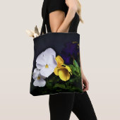 Witte gele en Paarse pansies Tote Bag (Dichtbij)