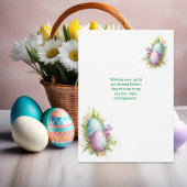 Witte Gelukkige Paashaas met Kleurrijke Eieren Feestdagenkaart