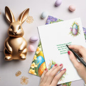 Witte Gelukkige Paashaas met Kleurrijke Eieren Feestdagenkaart