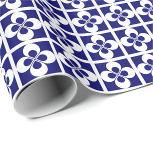 Witte geometrische bloemen op donker marineblauw cadeaupapier