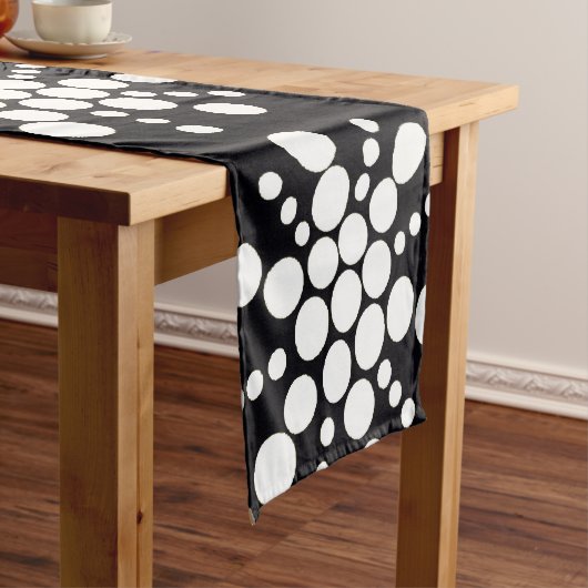 Witte gestippelde sterren op zwart korte tafelloper (Voorbeeld)