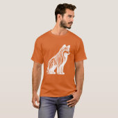 Witte gestreepte hond Witte zittende hond T-shirt (Voorkant volledig)