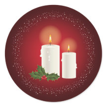 Witte gezellige kerstkaarsen op rood met hulst