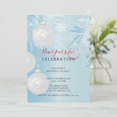 Witte glinsterende kerstballen uitnodiging (Staand voorkant)