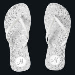 Witte glitter en diamant teenslippers<br><div class="desc">Prachtige en elegante, spiegelende Flip Flop Shoes met faux white diamanten op een faux witte glitter achtergrond die u klaar staat om zich aan te passen aan uw initiaal. ⭐ Dit product is 100% . ***** Klik op CUSTOMIZE BUTTON om toe te voegen, te verwijderen, te verplaatsen, te wijzigen, te...</div>