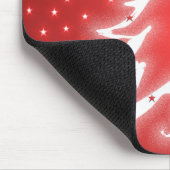 Witte gloeiende kerstboomsterren op rode muismat (Hoek)